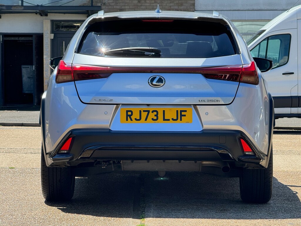 Lexus UX Estate Silver #5
