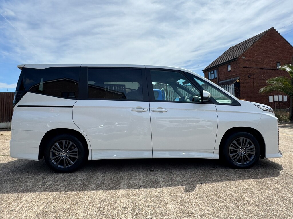 Toyota Voxy Mpv 2.0 Ulez Free P Doors Camera 7 Seat 2014 Green #7