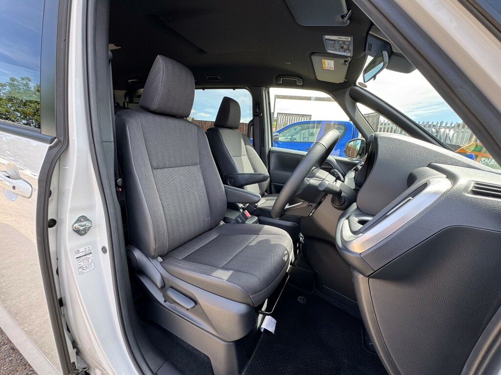 Toyota Voxy Mpv 2.0 Ulez Free P Doors Camera 7 Seat 2014 Green #11