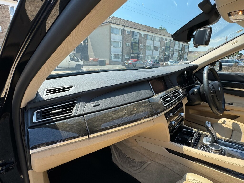 BMW 7 Series 3.0 730D M Sport White #25