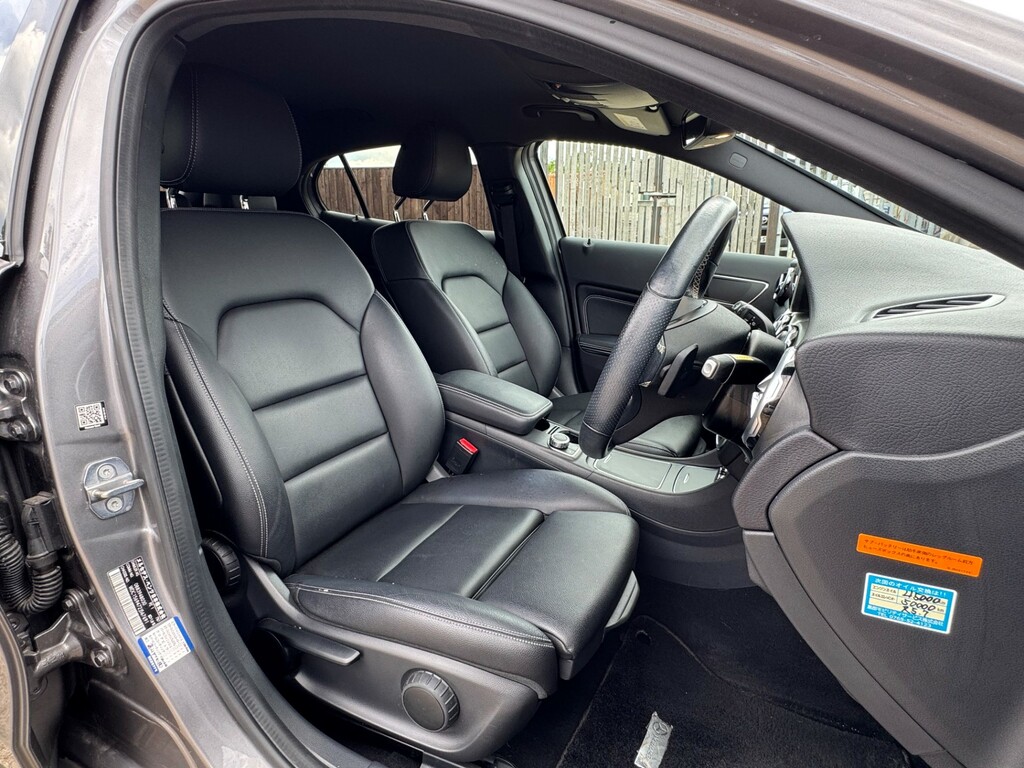 Mercedes-Benz GLA Class 180 Urban Edition Red #12