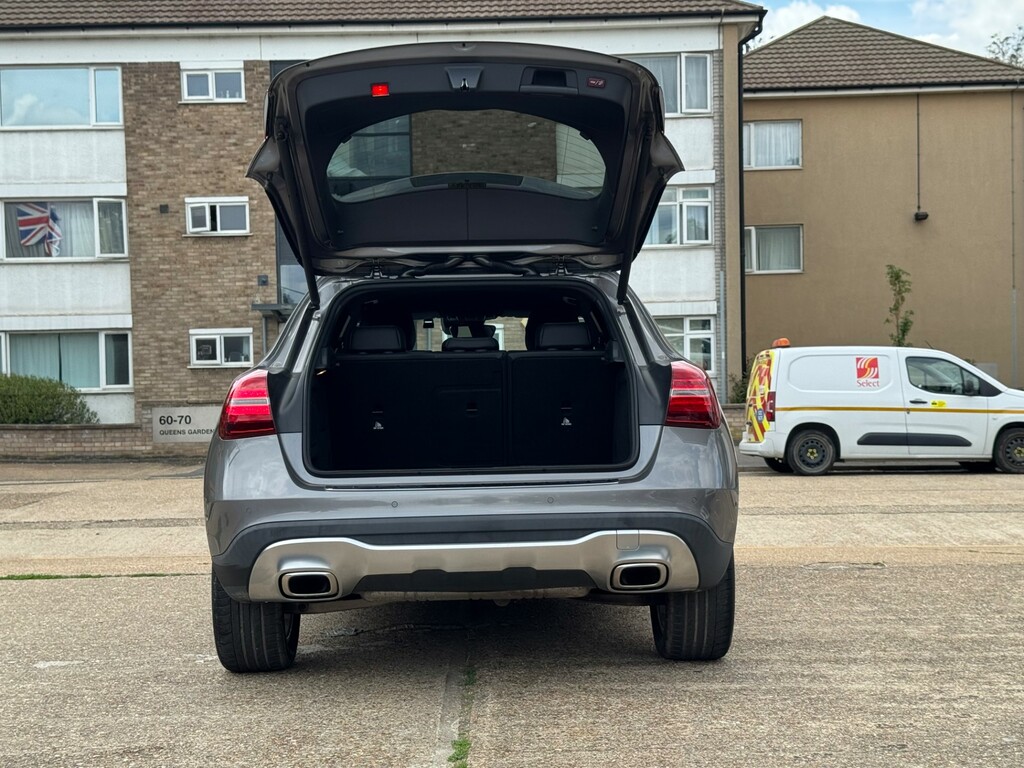 Mercedes-Benz GLA Class 180 Urban Edition Red #60