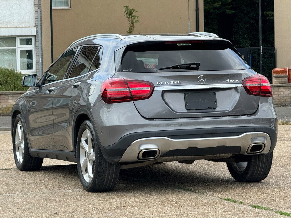Mercedes-Benz GLA Class 180 Urban Edition Red #70