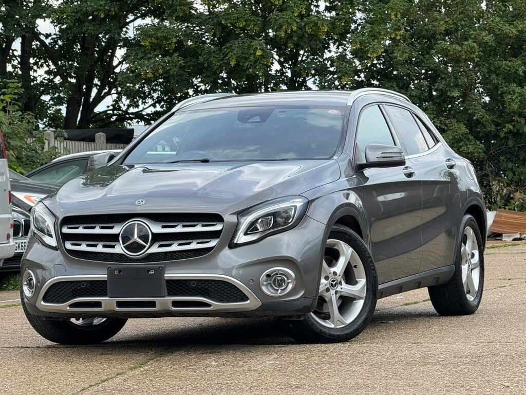 Mercedes-Benz GLA Class 180 Urban Edition Red #68