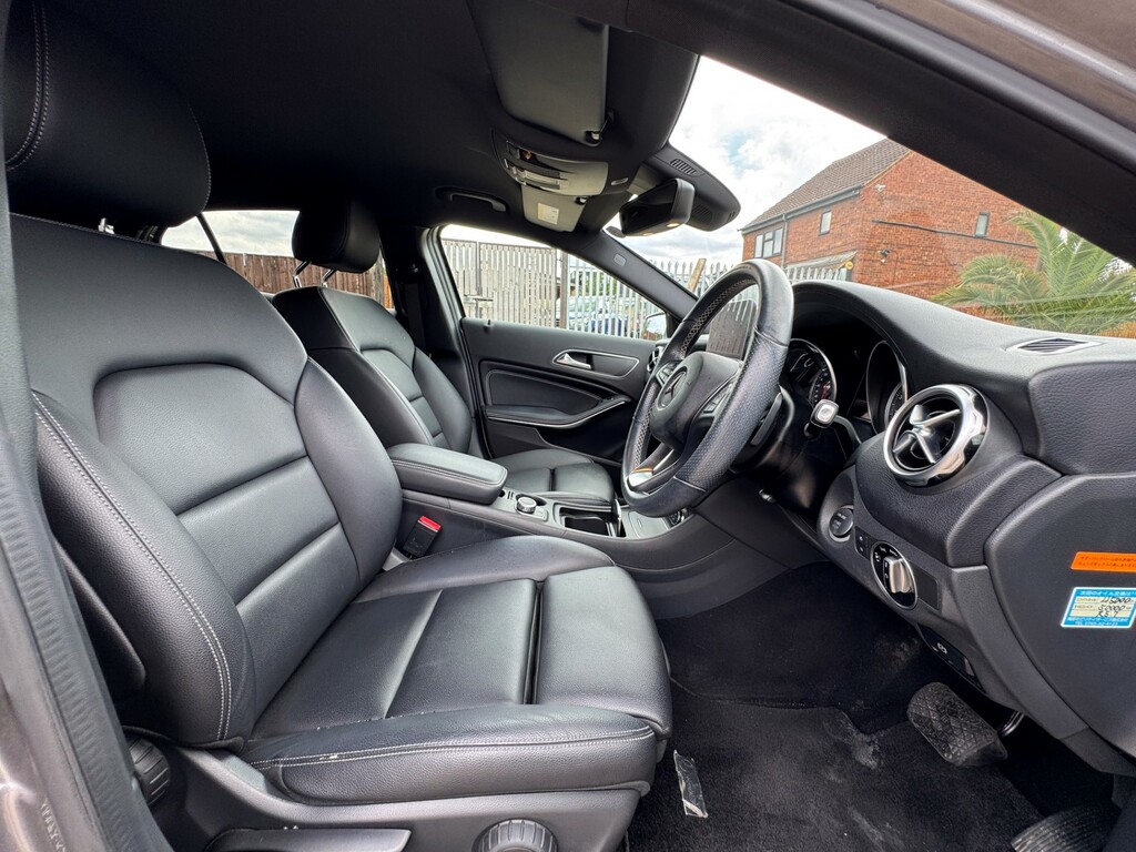 Mercedes-Benz GLA Class 180 Urban Edition Red #11
