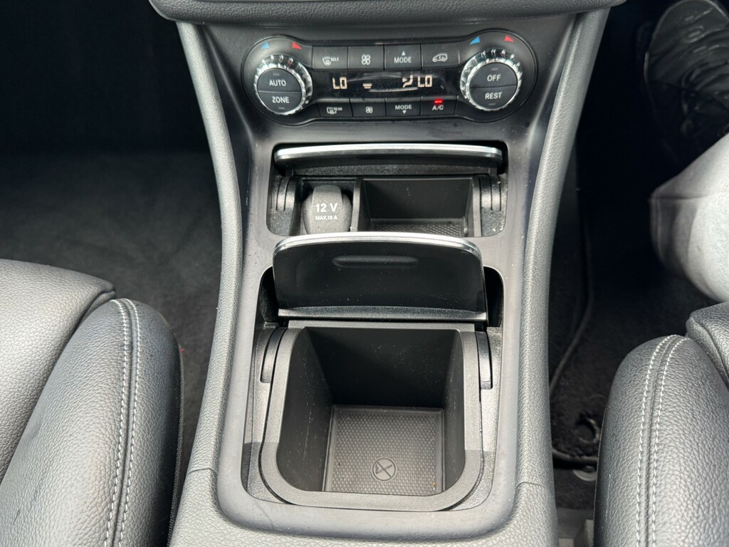 Mercedes-Benz GLA Class 180 Urban Edition Red #38