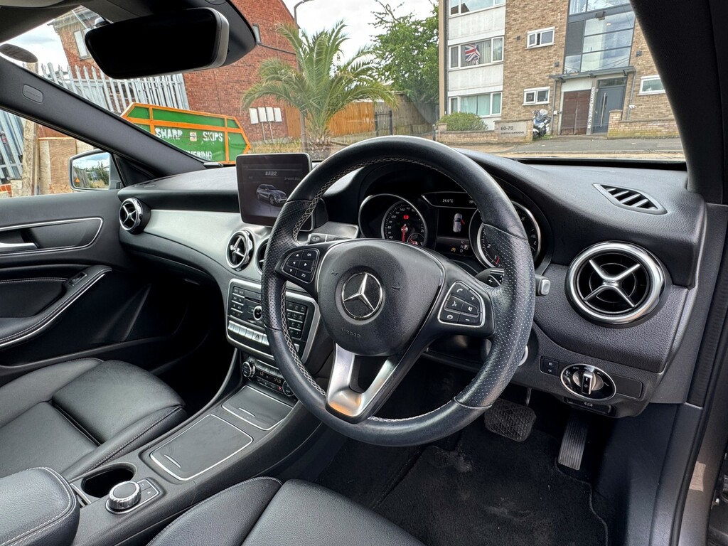 Mercedes-Benz GLA Class 180 Urban Edition Red #14