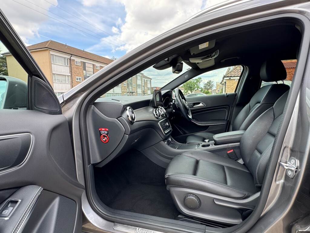 Mercedes-Benz GLA Class 180 Urban Edition Red #21