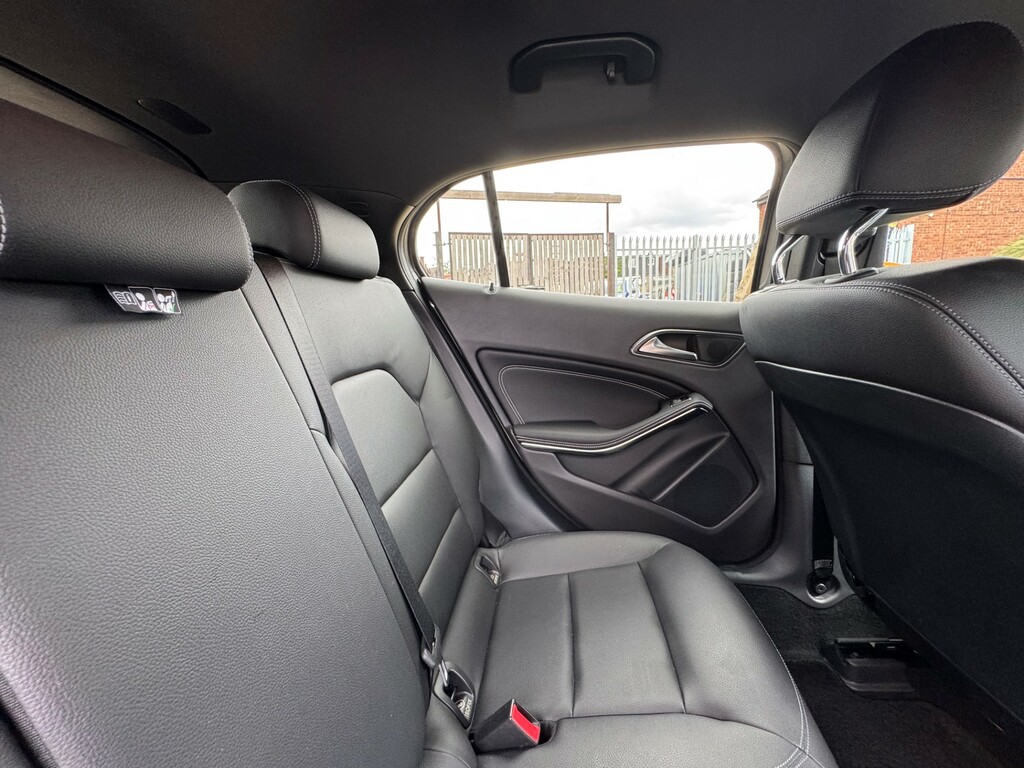 Mercedes-Benz GLA Class 180 Urban Edition Red #59