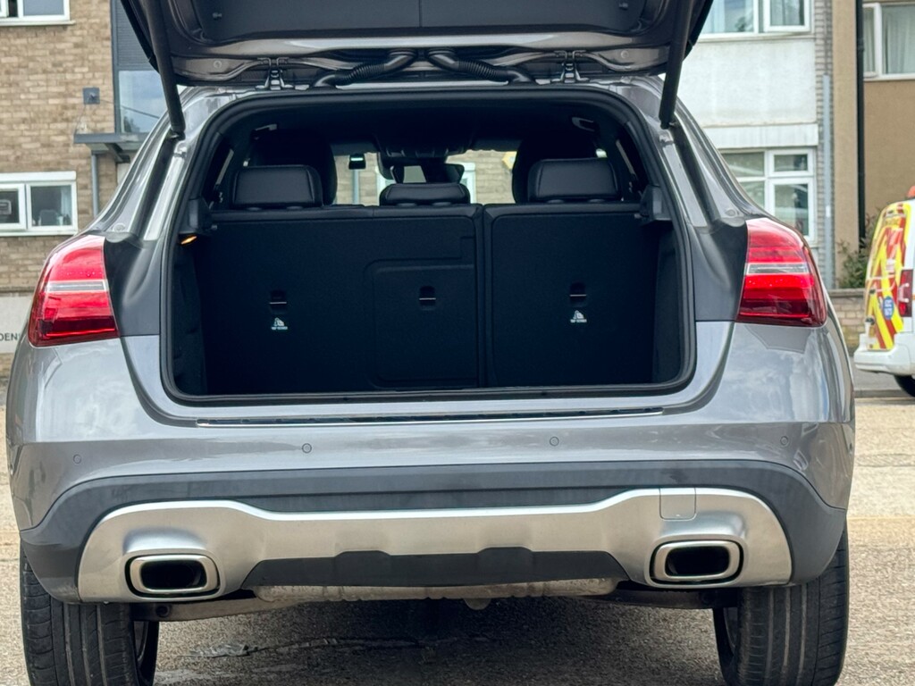 Mercedes-Benz GLA Class 180 Urban Edition Red #61