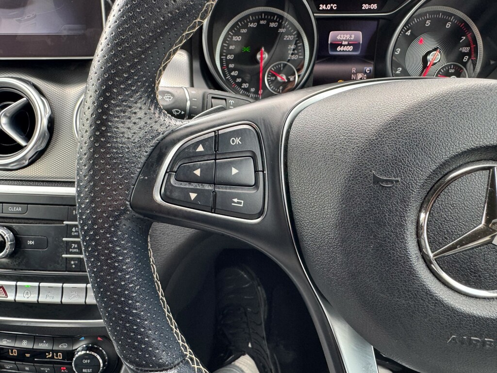 Mercedes-Benz GLA Class 180 Urban Edition Red #45