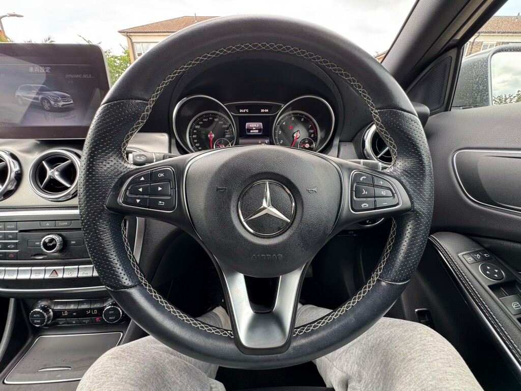 Mercedes-Benz GLA Class 180 Urban Edition Red #41