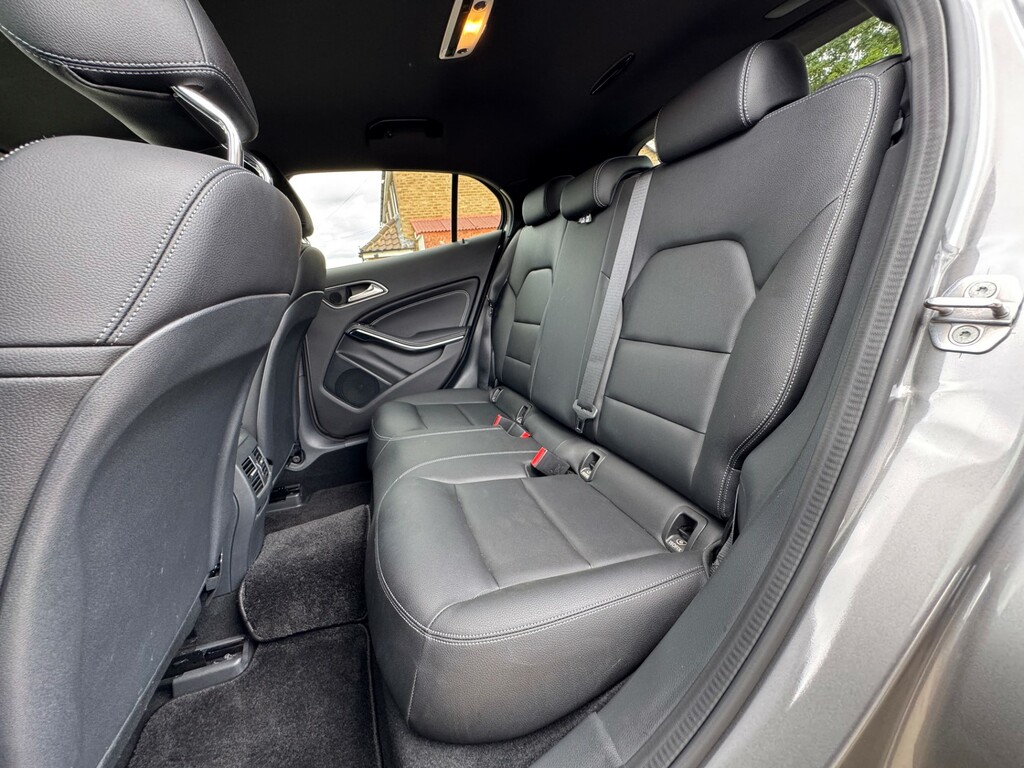 Mercedes-Benz GLA Class 180 Urban Edition Red #51
