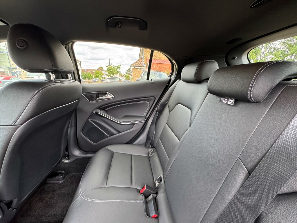 Mercedes-Benz GLA Class 180 Urban Edition Red #53