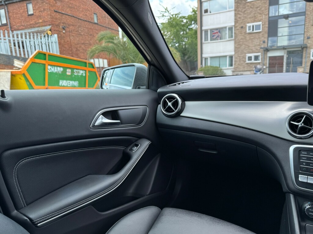 Mercedes-Benz GLA Class 180 Urban Edition Red #27