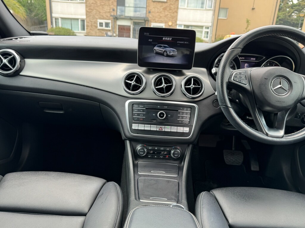 Mercedes-Benz GLA Class 180 Urban Edition Red #28