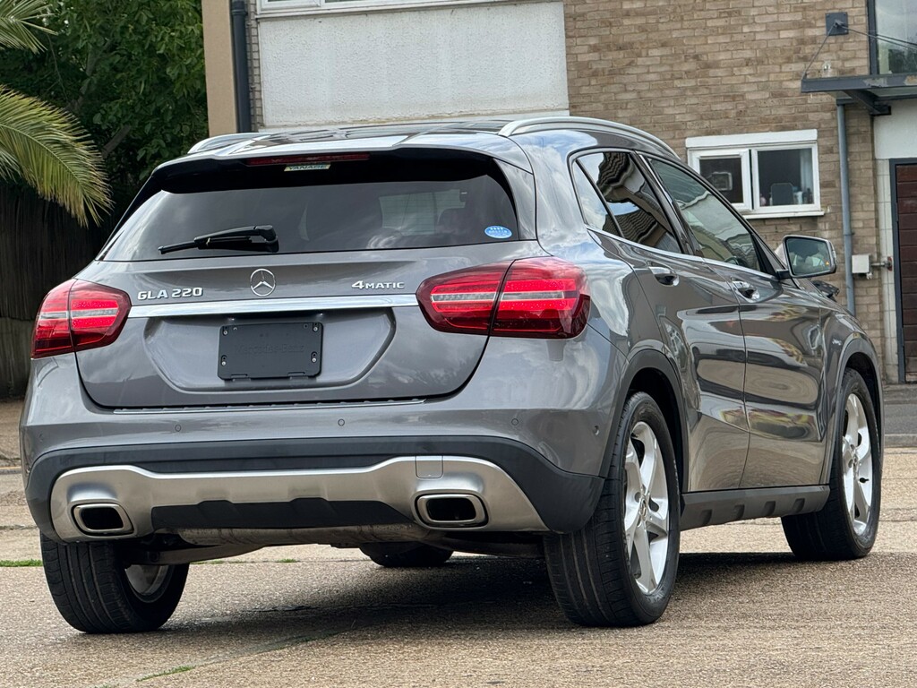 Mercedes-Benz GLA Class 180 Urban Edition Red #69