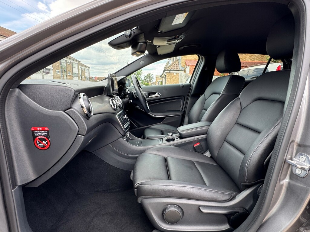 Mercedes-Benz GLA Class 180 Urban Edition Red #18