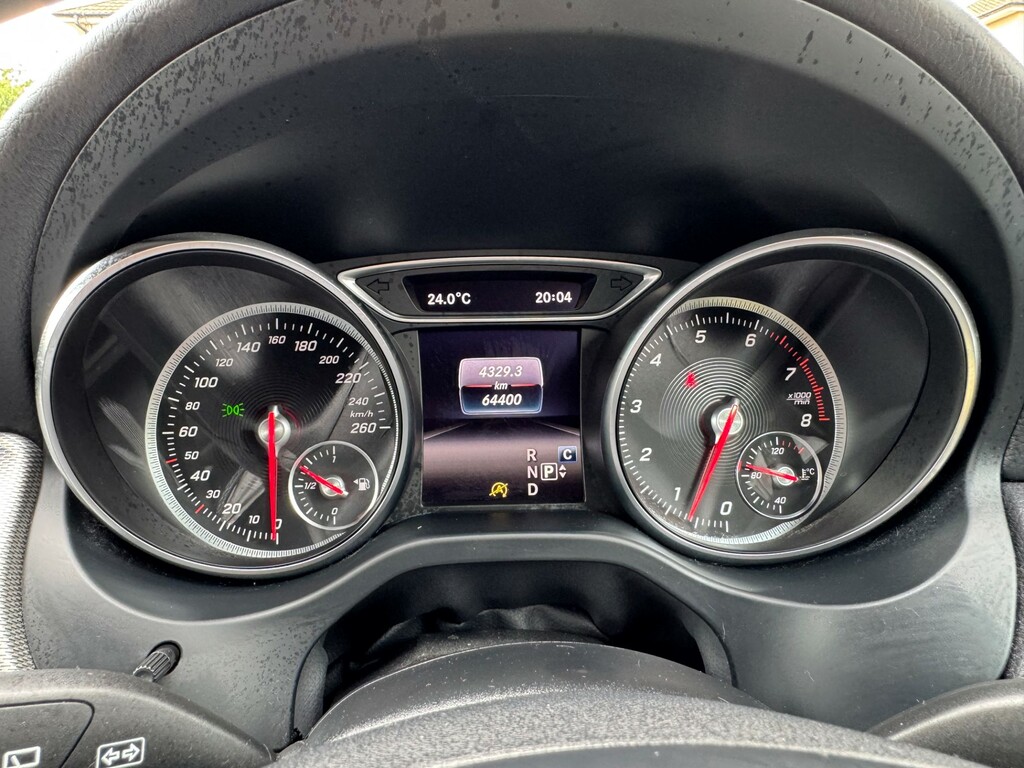 Mercedes-Benz GLA Class 180 Urban Edition Red #42