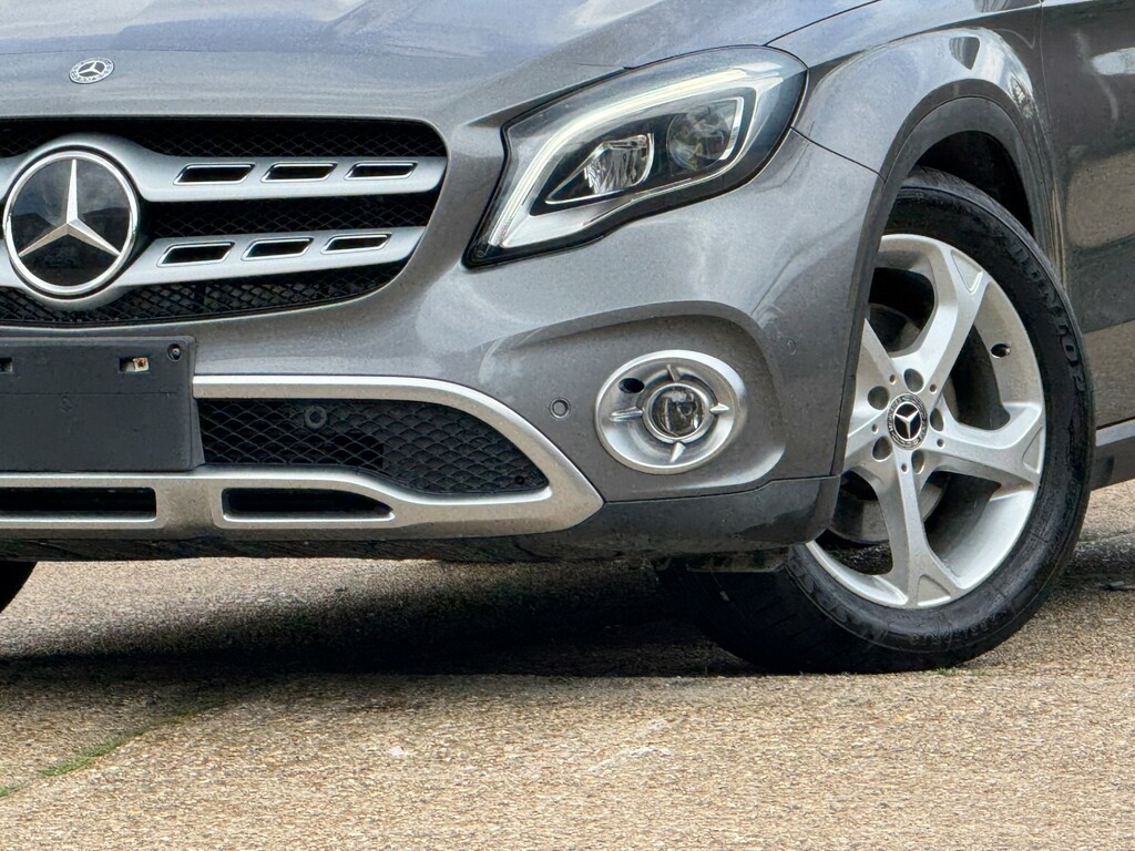Mercedes-Benz GLA Class 180 Urban Edition Red #67