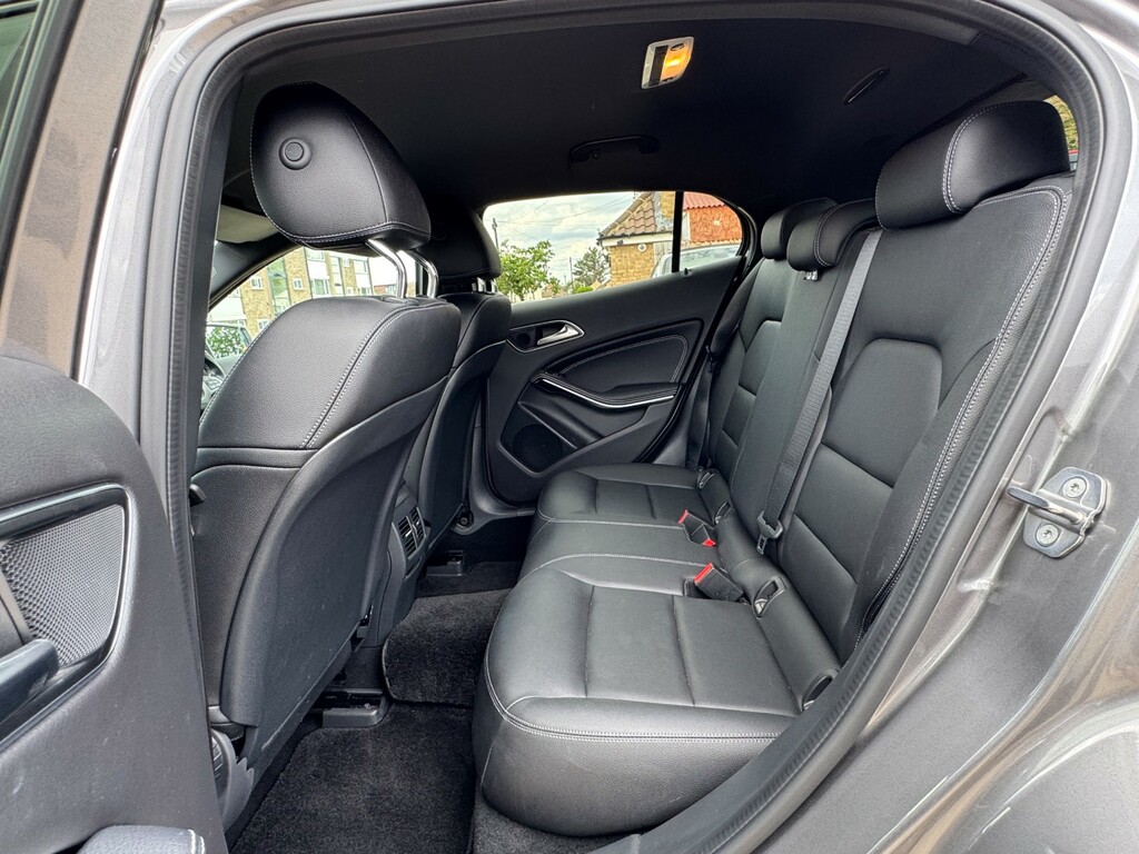 Mercedes-Benz GLA Class 180 Urban Edition Red #52