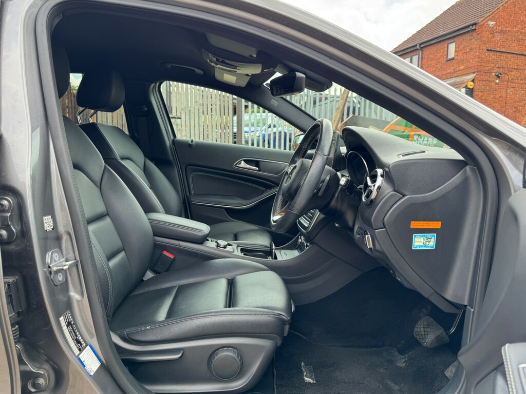 Mercedes-Benz GLA Class 180 Urban Edition Red #13
