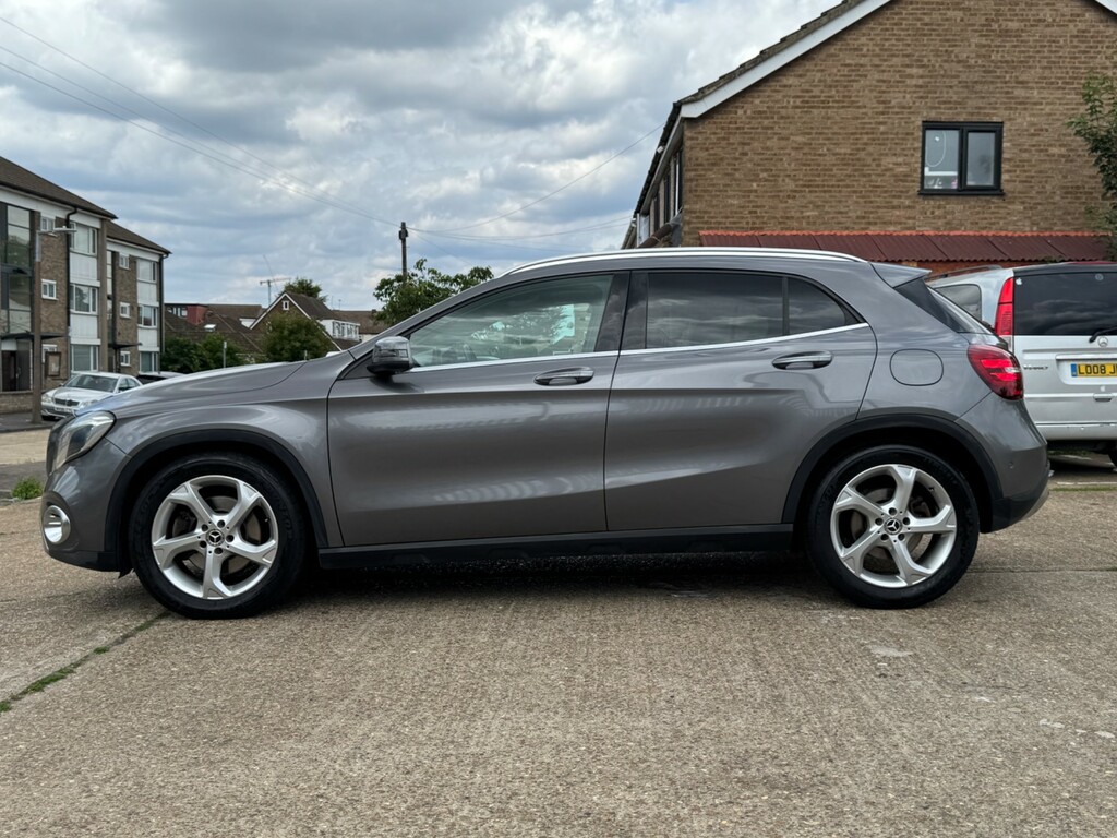 Mercedes-Benz GLA Class 180 Urban Edition Red #8