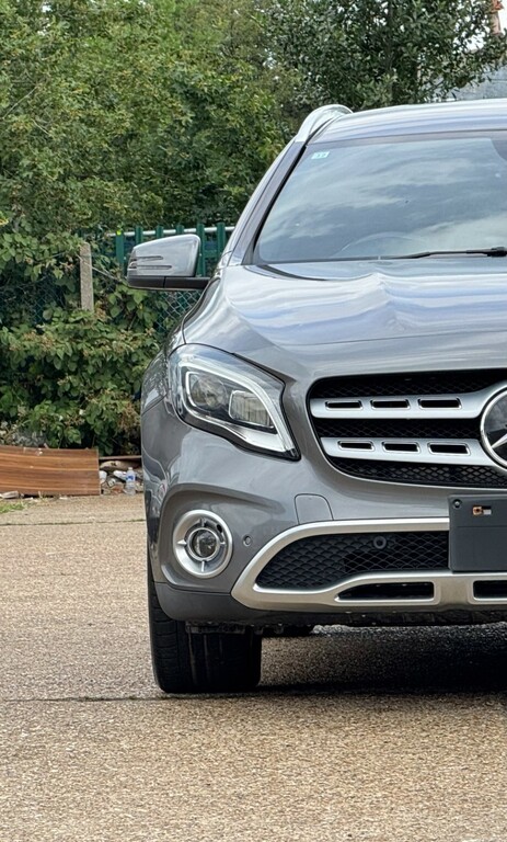 Mercedes-Benz GLA Class 180 Urban Edition Red #72