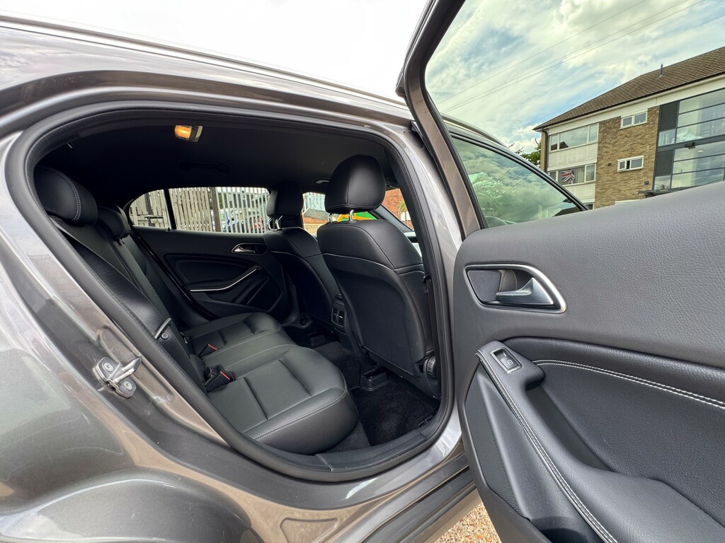 Mercedes-Benz GLA Class 180 Urban Edition Red #57