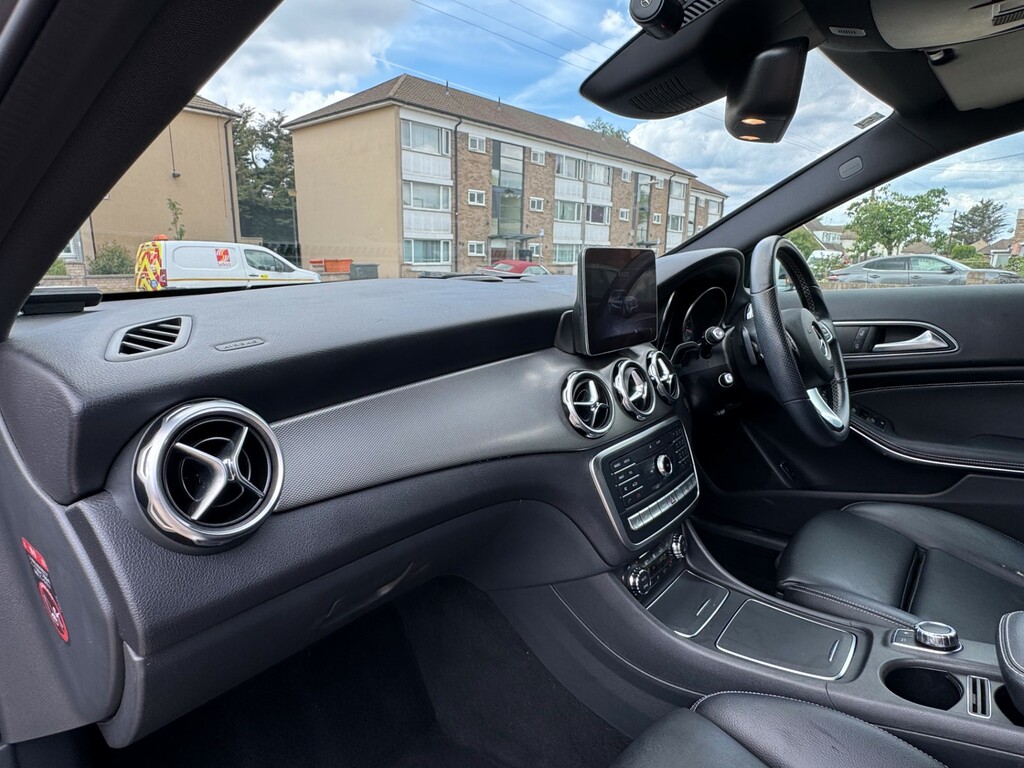 Mercedes-Benz GLA Class 180 Urban Edition Red #20