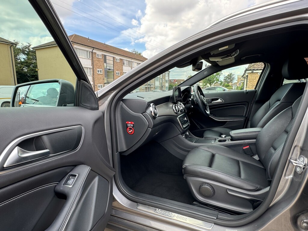 Mercedes-Benz GLA Class 180 Urban Edition Red #17