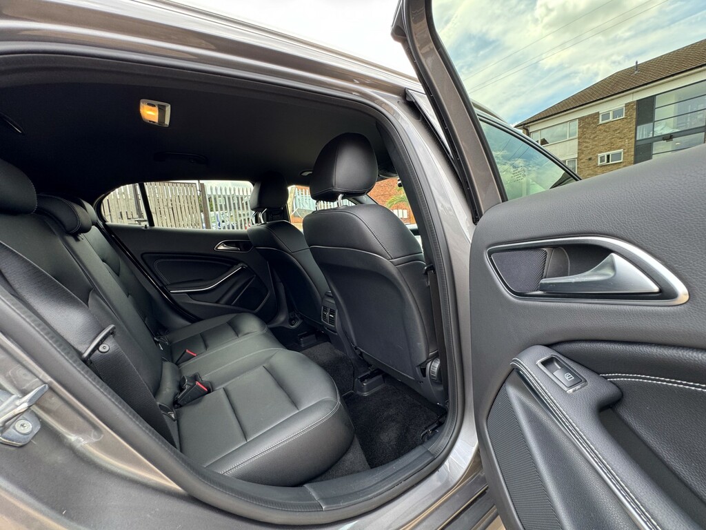 Mercedes-Benz GLA Class 180 Urban Edition Red #56