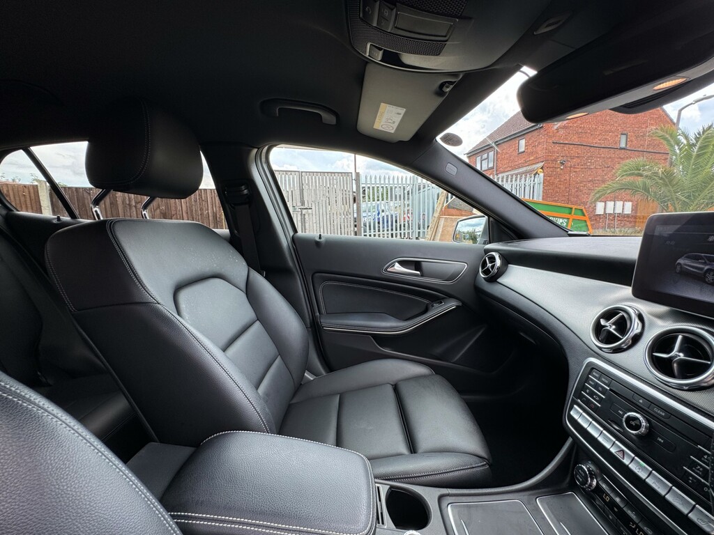 Mercedes-Benz GLA Class 180 Urban Edition Red #15