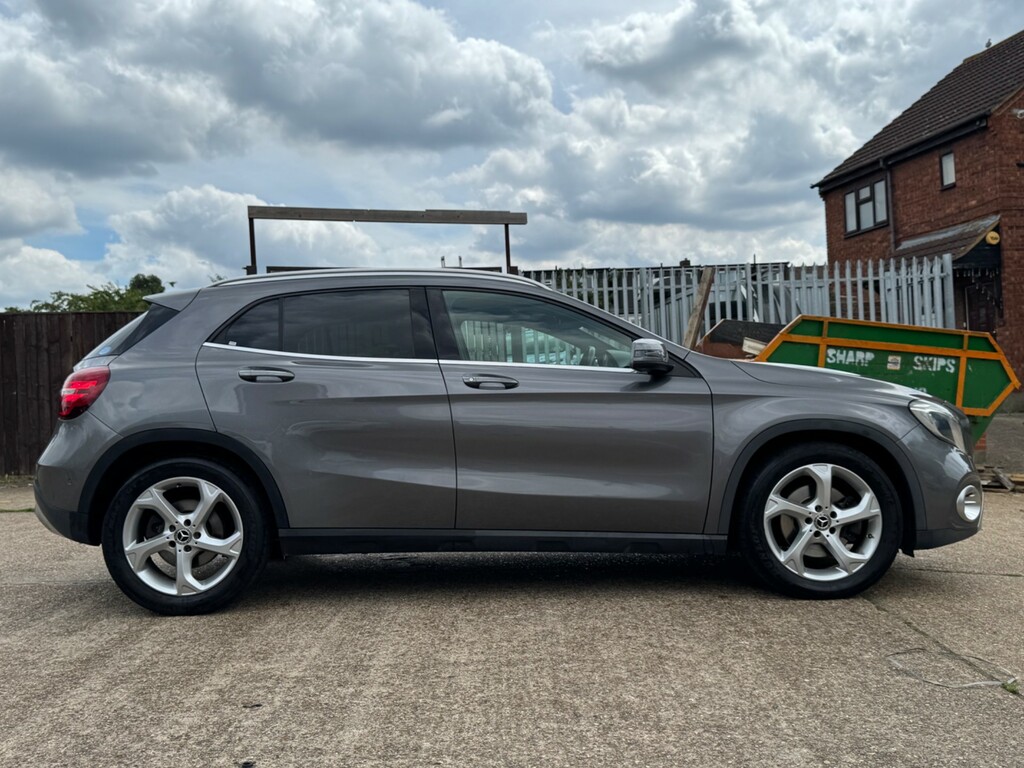 Mercedes-Benz GLA Class 180 Urban Edition Red #7