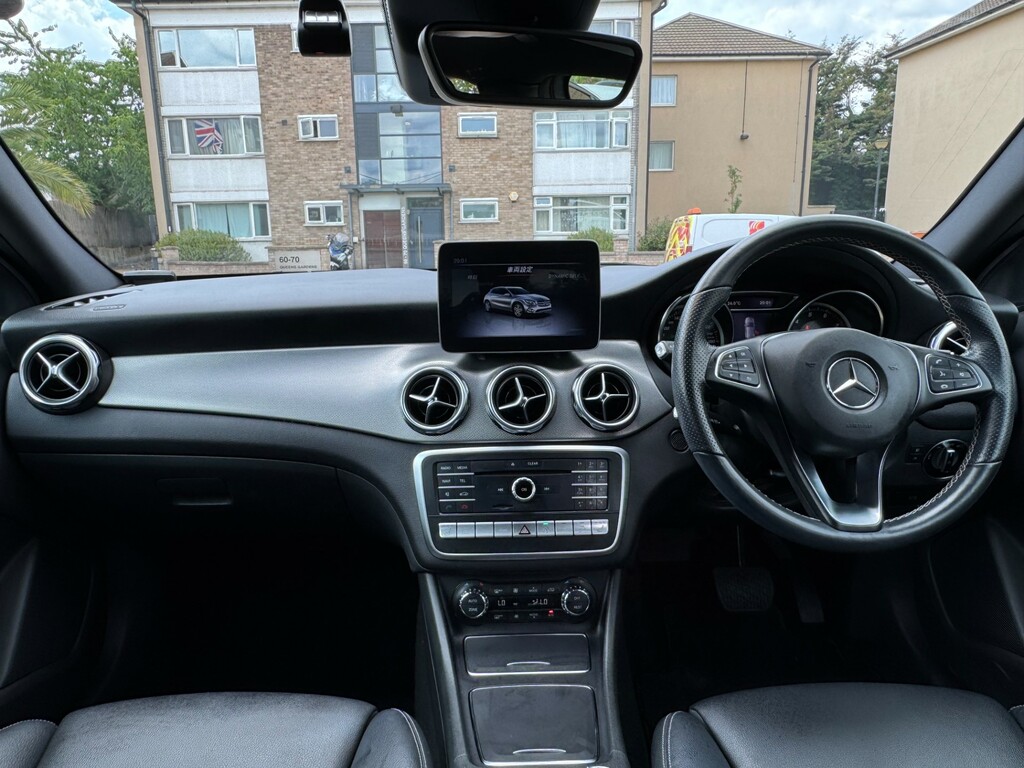 Mercedes-Benz GLA Class 180 Urban Edition Red #26