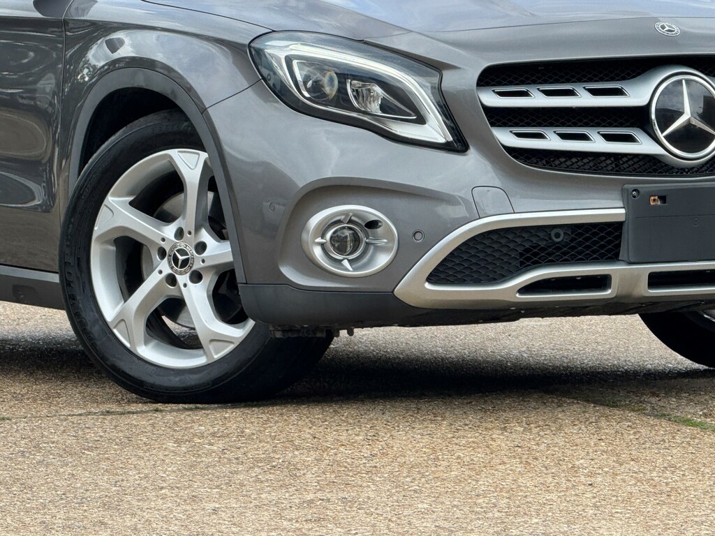 Mercedes-Benz GLA Class 180 Urban Edition Red #65