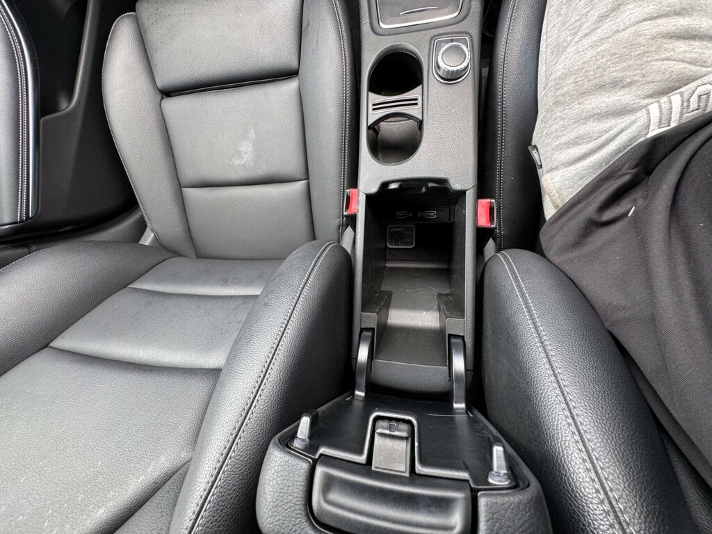 Mercedes-Benz GLA Class 180 Urban Edition Red #40