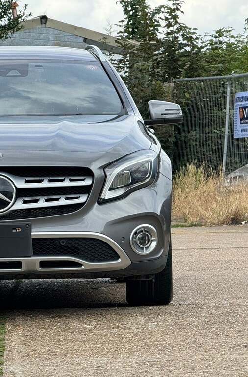 Mercedes-Benz GLA Class 180 Urban Edition Red #73