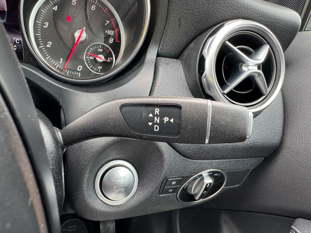 Mercedes-Benz GLA Class 180 Urban Edition Red #44