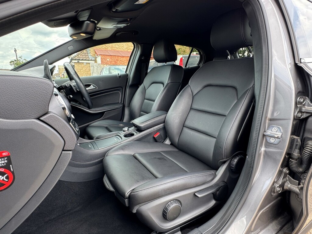 Mercedes-Benz GLA Class 180 Urban Edition Red #19
