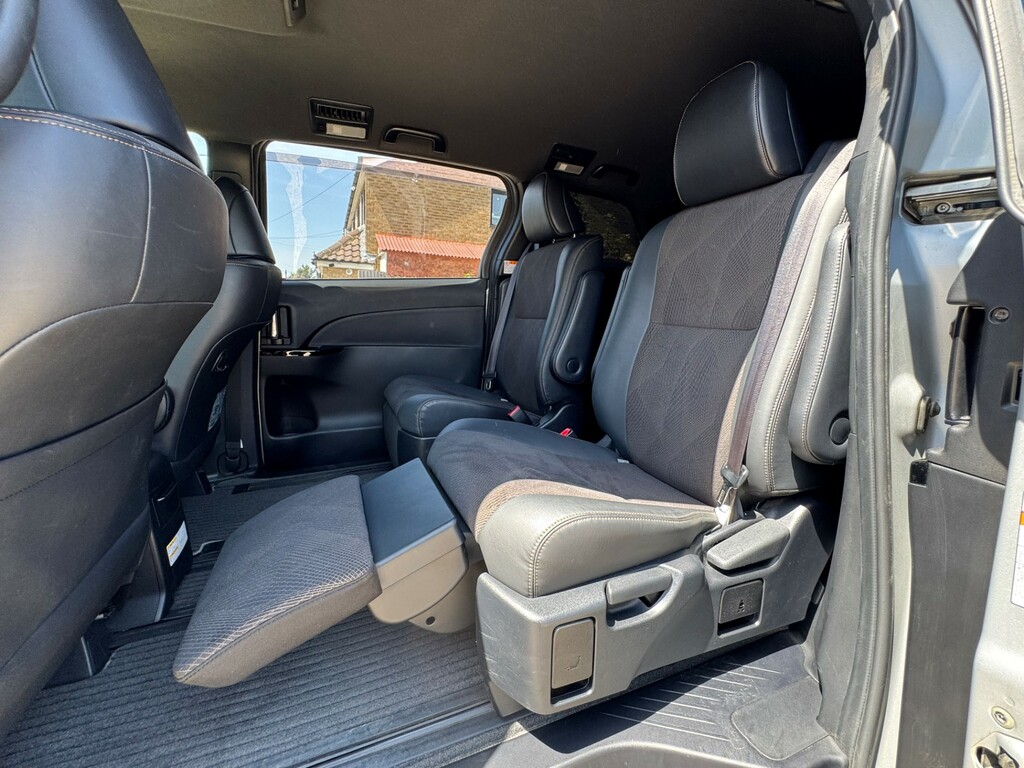 Toyota Estima   #26