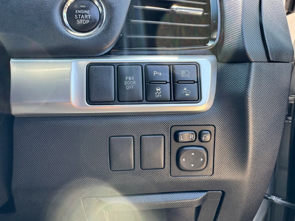 Toyota Estima   #55