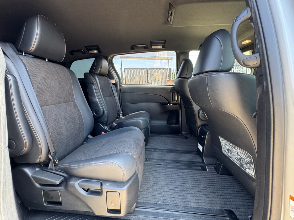 Toyota Estima   #23
