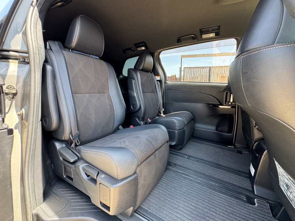Toyota Estima   #27