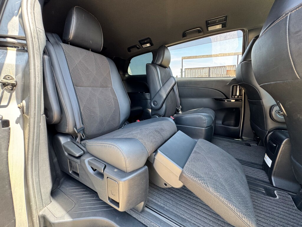 Toyota Estima   #25
