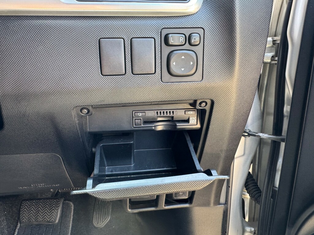 Toyota Estima   #54