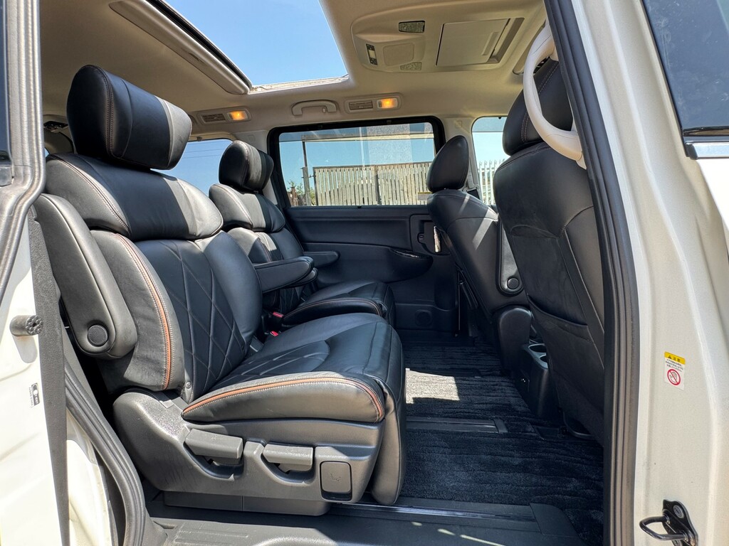 Nissan Elgrand 3.5 White #17