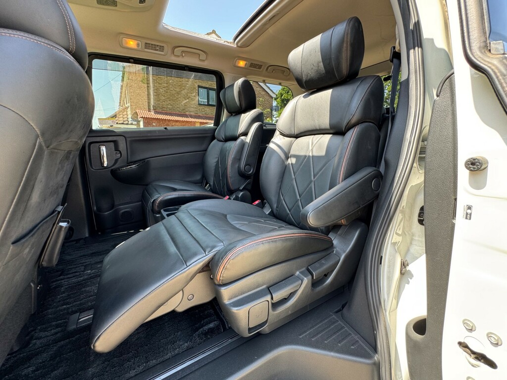 Nissan Elgrand 3.5 White #29