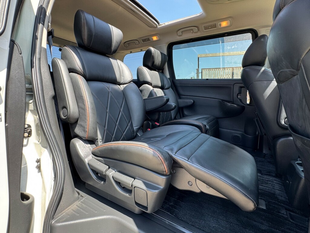 Nissan Elgrand 3.5 White #30