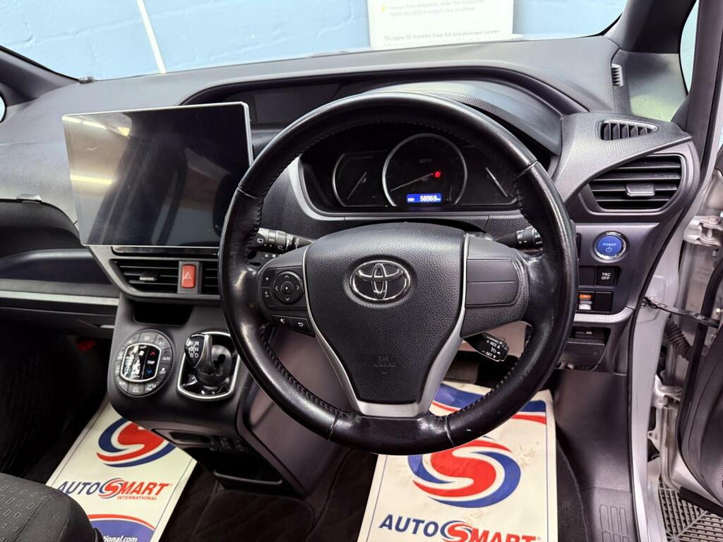 Toyota Noah Esquire Hybrid Black #100
